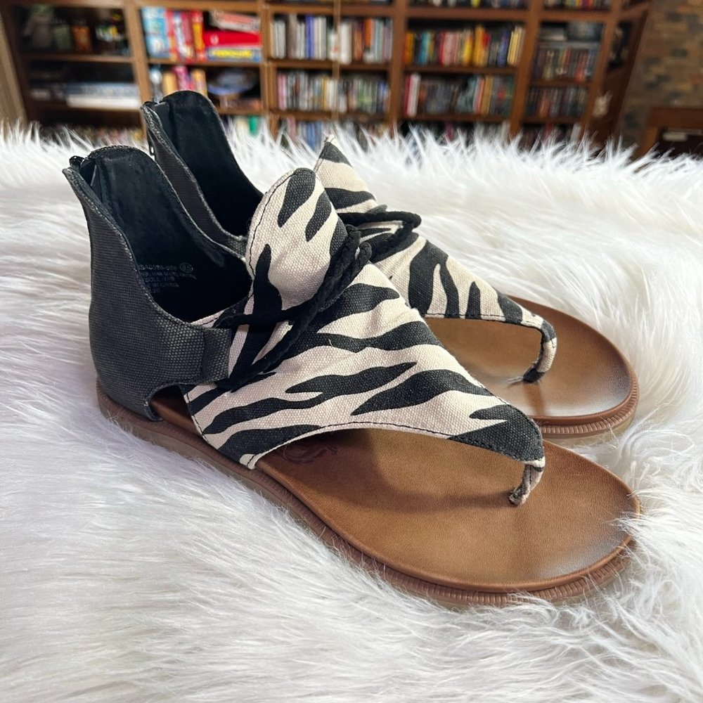 VERY G ANGELIKA BLACK/WHITE ANIMAL PRINT THONG SANDAL. SIZE 8.5